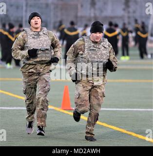 1Le Lieutenant Austin Kong (à gauche), un agent de quartier-maître avec la 339e compagnie de quartier-maître, 498e Bataillon de soutien de soutien au combat, et natif de Allen, Texas, borde slt Adam Robinson (à droite), un agent de la Police militaire avec la 55e Compagnie de Police Militaire, 94e Bataillon de la Police militaire, et natif de Mason, Michigan, en tant que participant à un test d'aptitude fonctionnelle durant le 19ème commandement de soutien expéditionnaire meilleur guerrier de la concurrence, le 6 mars au Camp Carroll, Waegwan, Corée. Banque D'Images