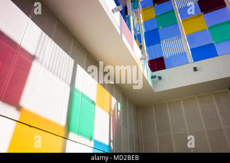 Malaga, Andalousie, Espagne : Intérieur de la vitre et acier structure appelée le Cube (El Cubo) créé par l'artiste français Daniel Buren pour le Centre Po Banque D'Images