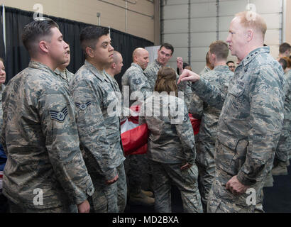 Le lieutenant-général Robert McMurry Jr., l'armée de l'Air Commandant Centre de gestion du cycle de vie, entretiens avec les aviateurs avant qu'ils prennent la cour pour la cérémonie de la arborant premier tournoi NCAA quatre à l'Université de Dayton Arena à Dayton, Ohio, le 14 mars 2018. Le lieutenant général McMurry a également administré le serment de l'enrôlement à l'enrôlement différé à 32 personnes pendant les jeux la moitié du temps. (U.S. Air Force photo par Wesley Farnsworth) Banque D'Images