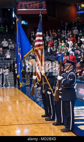 Les membres de la Wright-Patterson Air Force Base sur la garde d'honneur présente les couleurs au cours de la cérémonie arborant avant le premier tournoi NCAA quatre à l'Université de Dayton Arena à Dayton, Ohio, le 14 mars 2018. Pendant la mi-temps du jeu des événements, le Lieutenant-général Robert McMurry Jr., gestion du cycle de vie de l'Armée de l'air, commandant du Centre a administré le serment de l'enrôlement à l'enrôlement différé du personnel. (U.S. Air Force photo par Wesley Farnsworth) Banque D'Images