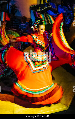 Femme mexicaine ranchera danseur en costume régional effectue des Focolari au restaurant, ouvert pour la première fois en 1953 dans les locaux d'une ancienne hacienda traditionnelle h Banque D'Images