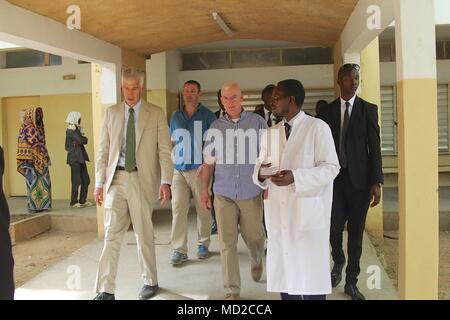 Peter Barlerin, Ambassadeur des États-Unis au Cameroun et Brigue. Le général Eugene J. LeBoeuf, commandant général de l'armée américaine pour l'Afrique, visitez l'Hôpital régional de Garoua où l'exercice d'entraînement de préparation médicale USARAF aider l'équipe avec l'expertise médicale le 15 mars 2018. Les membres du groupe de travail service d'urgence à Darby Emplacement Garoua, servent dans un rôle de soutien pour les forces camerounaises et la lutte contre l'organisation extrémiste violent Boko Haram. Banque D'Images