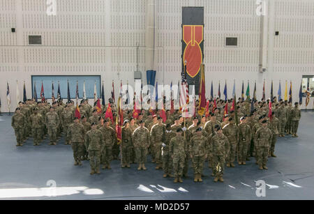 Soldats du 52e Groupe d'artillerie (Explosive Ordnance Disposal), 20e d'armes chimiques, biologiques, radiologiques, nucléaires et explosifs à haut rendement, de commande sont prêts avant une cérémonie de passation de commandement au centre de remise en forme physique Sabo à Fort Campbell, Ky., Mars 14, 2018. Cette cérémonie a permis au groupe d'honneur son commandant sortant, le colonel Mark R. Faria, et accueillir son nouveau commandant, le Colonel Daniel J. Duncan. (U.S. Photo de l'armée par le sergent. Adam Hinman, 52e Groupe d'artillerie (Explosive Ordnance Disposal), 20e d'armes chimiques, biologiques, radiologiques, nucléaires et explosifs à haut rendement, des affaires publiques de la commande Banque D'Images