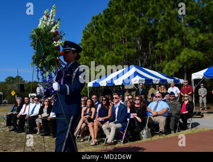 Membre de l'Hurlburt Field sur la garde d'honneur présente une gerbe au mémorial de cérémonie d'un dévouement à Hurlburt Field, en Floride, le 16 mars 2018. La couronne a été dédié à U.S. Air Force Le Major Randell Voas, pilote de l'évaluateur avec le 8e Escadron d'opérations spéciales, et le conseiller-maître Sgt. James Lackey, un ingénieur de vol de l'évaluateur avec le 8e re, qui ont perdu la vie dans un accident CV-22 en Afghanistan, le 9 avril 2010. (U.S. Air Force photo par un membre de la 1re classe Rachel Yates) Banque D'Images