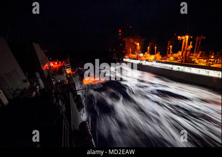 Mer de Chine du Sud (23 mars 2018) La reconstitution de la flotte maritime militaire de lubrification commande USNS Walter S. Diehl (T-AO 193) effectue un ravitaillement en mer (RAS) avec l'avant-déployés de la classe Arleigh Burke destroyer lance-missiles USS Mustin (DDG 89). Mustin est en patrouille dans la 7e flotte américaine Secteur d'opérations soutenir la sécurité et la stabilité dans la région Indo-Pacifique. Banque D'Images