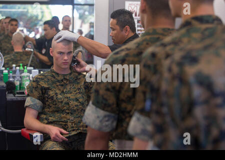 Les recrues de l'entreprise Delta, 1er bataillon de formation des recrues, attendre de recevoir les coupes au Marine Corps Recruter Depot San Diego, le 27 mars. Recrute régulièrement des coupes de recevoir pendant la formation pour créer de l'homogénéité et de promouvoir la camaraderie. Chaque année, plus de 17 000 hommes recrutés dans la région de recrutement de l'Ouest sont formés MCRD San Diego. La Compagnie Mike est prévu d'obtenir leur diplôme le 1 juin. Banque D'Images