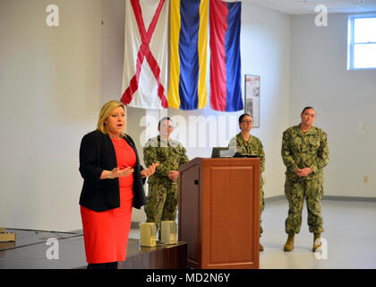 WILLIAMSBURG, Va (28 mars 2018) - Emily Brewer, un membre de la chambre des délégués de Virginie représentant le 64e District, Marine parle à Expedtionary NAVELSG (Groupe de soutien logistique) marins, comme l'orateur invité, au cours d'un mois de l'histoire des femmes respect sur Naval Weapons Station Yorktown, Cheatham Annexe, 28 Mar. NAVELSG est un élément essentiel du prépositionnement maritime Forcers (MPF), sur la rive de la logistique interarmées (JLOTS) opérations, et des forces maritimes à terre expéditionnaire fournissant des services de manutention pour surface, l'air, et les opérations de ravitaillement tactique, et de l'ordonnance de la manipulation/re Banque D'Images