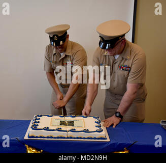 Norfolk, Virginie (28 mars 2018) Chef Maîtres Mate Yandy Hernandez et chef de Maîtres Mate David Friberg cérémonieusement couper un gâteau d'anniversaire des chefs de la Marine en reconnaissance de 125 ans. La SIMEC fournit la transformation, de l'équipement, de formation, de certification et de divulgation de soutien familial pour ADSW Marins, renforts individuels et des unités provisoires pendant toutes les phases de déploiement à l'appui des exigences les commandants de combat, des opérations de contingence, ou les crises nationales. Banque D'Images