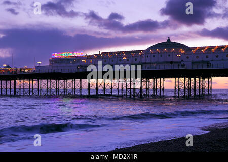 Brighton Palace Pier au crépuscule, East Sussex, UK Banque D'Images