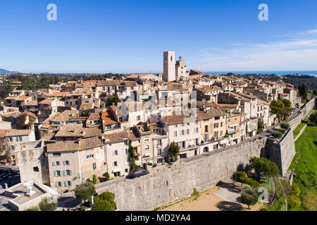 Vue aérienne de St Paul de Vence, un célèbre village perché sur la côte d'Azur. Banque D'Images