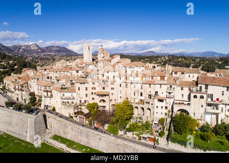 Vue aérienne de St Paul de Vence, un célèbre village perché sur la côte d'Azur. Banque D'Images