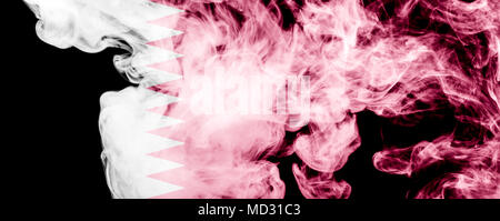 Drapeau national du Qatar de la fumée de couleur noire sur une base isolée Banque D'Images