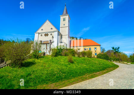 Vue panoramique à l'ancienne église baroque de Hrvatsko zagorje, Krapina en ville. Banque D'Images