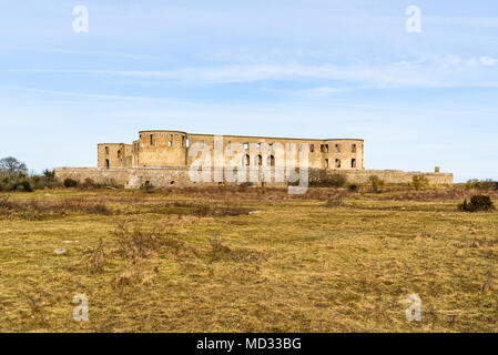 Château historique ruine à Bornholm, Oland en Suède. Ici vu de loin à travers le paysage environnant. Une destination de voyage populaires historique avec v Banque D'Images