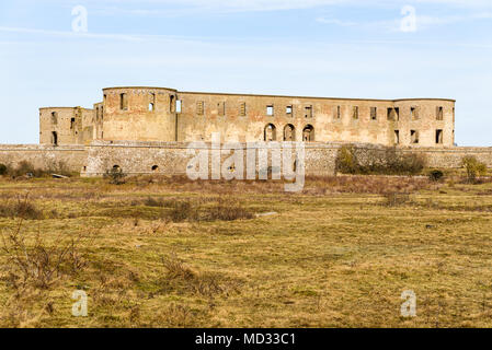 Château historique ruine à Bornholm, Oland en Suède. Ici vu de loin à travers le paysage environnant. Une destination de voyage populaires historique avec v Banque D'Images