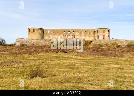 Château historique ruine à Bornholm, Oland en Suède. Ici vu de loin à travers le paysage environnant. Une destination de voyage populaires historique avec v Banque D'Images