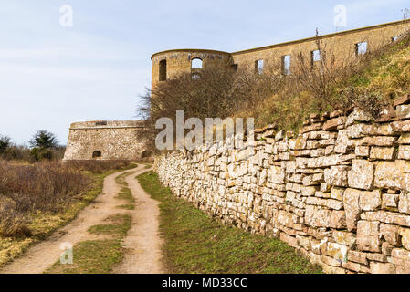 Château historique ruine à Bornholm, Oland en Suède. Route de gravier à l'extérieur de l'une des ruines des tours et mur. Une destination de voyage populaires avec h Banque D'Images