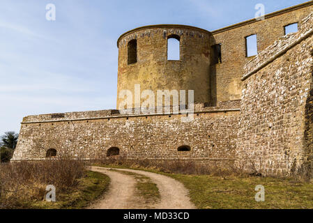 Château historique ruine à Bornholm, Oland en Suède. Route de gravier à l'extérieur de l'une des ruines des tours et mur. Une destination de voyage populaires avec h Banque D'Images