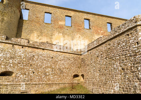 Château historique ruine à Bornholm, Oland en Suède. Une destination de voyage populaires avec les valeurs historiques. Ici l'un des murs de la ruine avec wifi windows vide Banque D'Images