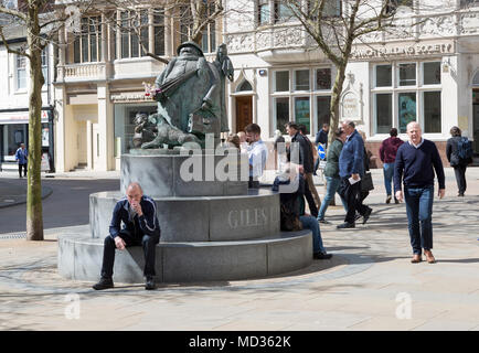 Famille Granma sculpture à Giles Circus, du centre-ville d''Ipswich, Suffolk, Angleterre, RU artwork par Miles Robinson Banque D'Images