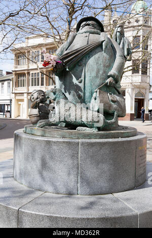 Famille Granma sculpture à Giles Circus, du centre-ville d''Ipswich, Suffolk, Angleterre, RU artwork par Miles Robinson Banque D'Images