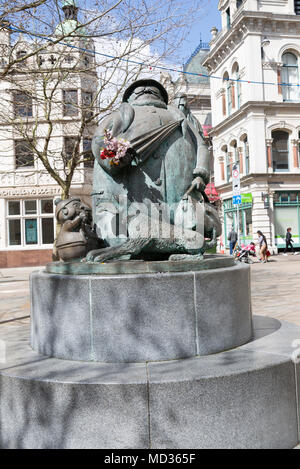 Famille Granma sculpture à Giles Circus, du centre-ville d''Ipswich, Suffolk, Angleterre, RU artwork par Miles Robinson Banque D'Images