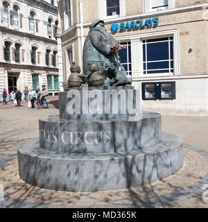 Famille Granma sculpture à Giles Circus, du centre-ville d''Ipswich, Suffolk, Angleterre, RU artwork par Miles Robinson Banque D'Images