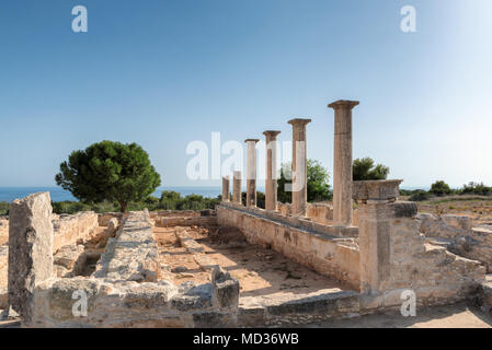 Coucher du soleil au Temple d'Apollon colonnes anciennes ruines, Limassol District. Chypre. Banque D'Images