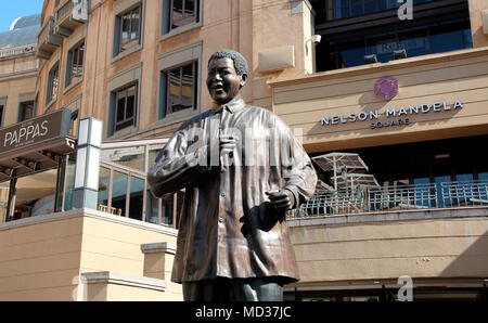 Bronze statue surdimensionnée de Nelson Mandela, Nelson Mandela Square, Johannesburg, Afrique du Sud Banque D'Images