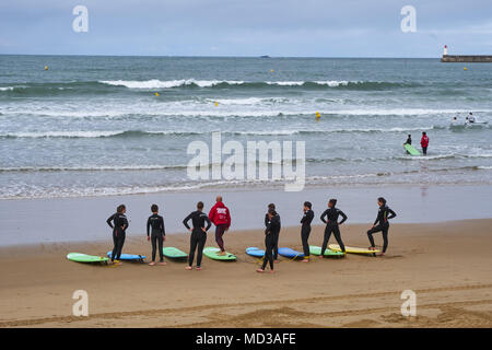 France, Vendée (85), Les Sables-d'Olonne, cour de surf sur la plage // France, Vendée, Les Sables-d'Olonne, cours de surf sur la plage Banque D'Images