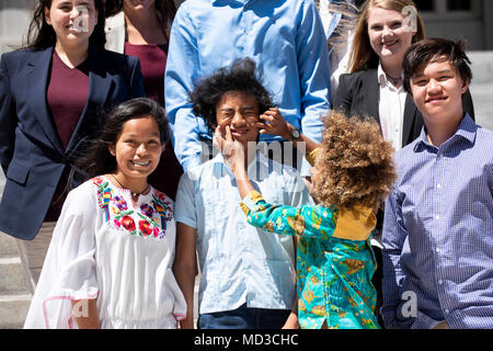 Miami, Floride, USA. Apr 17, 2018. Les jeunes demandeurs goof autour d'après un point de presse sur les marches du Palais de Miami-Dade à Miami en conjonction avec un procès ils déposée contre l'état de Floride sur les changements climatiques le 16 avril. Les jeunes sont représentés par des avocats en Floride et l'affaire est menée par l'Oregon Children's Trust notre équipe juridique. Notre Children's Trust a déposé des cas similaires dans plusieurs états et sont à la tête d'un historique contre le gouvernement fédéral. Crédit : Robin/Loznak ZUMA Wire/Alamy Live News Banque D'Images