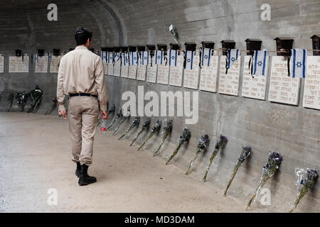 Jérusalem, Israël. 18 avril, 2018. Un officier des FDI rend hommage à l'INS Dakar Monument Mémorial dans le cimetière militaire du Mont Herzl. Le Dakar, un sous-marin britannique de la Seconde Guerre mondiale, acheté par Israël en 1965, a été perdue en route vers Israël le 25 janvier 1968 avec l'ensemble de sa 69 hommes d'équipage. Les familles, amis et compagnons d'armes leurs respects et pleurer les morts au cimetière militaire du Mont Herzl sur Memorial Day, Yom Hazikaron pour Israël est tombé des militaires et des victimes d'attentats terroristes, pour commémorer les 23 646 disparus. Credit : Alon Nir/Alamy Live News Banque D'Images