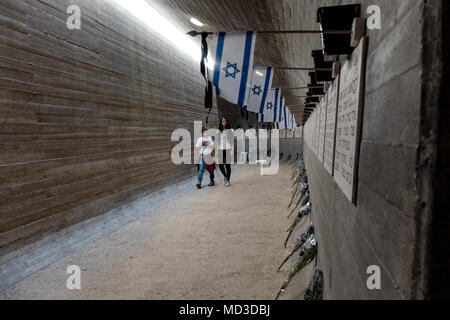 Jérusalem, Israël. 18 avril, 2018. Les familles, amis et compagnons d'armes leurs respects et pleurer les morts au cimetière militaire du Mont Herzl sur Memorial Day, Yom Hazikaron pour Israël est tombé des militaires et des victimes d'attentats terroristes, pour commémorer les 23 646 disparus. Credit : Alon Nir/Alamy Live News Banque D'Images