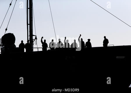 18 avril 2018, Kiel, Allemagne : les soldats ont salué le départ de l'appel d'offres «mosel'. Le navire appareille pour la mer Méditerranée où il a remplacé le 'Sachsen' frégate dans l'UE l'opération EUNAVFOR déploiement MED 'Sophia'. Photo : Frank Molter/dpa Banque D'Images