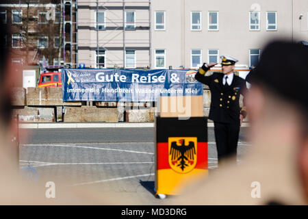 18 avril 2018, Kiel, Allemagne : une bannière "sûr lecture voyages' hanging in Kiel's marine port pour le départ de l'appel d'offres «mosel'. Le navire appareille pour la mer Méditerranée où il a remplacé le 'Sachsen' frégate dans l'UE l'opération EUNAVFOR déploiement MED 'Sophia'. Photo : Frank Molter/dpa Banque D'Images