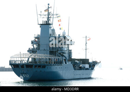 18 avril 2018, Kiel, Allemagne : le navire en partance pour la Méditerranée où il a remplacé le 'Sachsen' frégate dans l'UE l'opération EUNAVFOR déploiement MED 'Sophia'. Photo : Frank Molter/dpa Banque D'Images