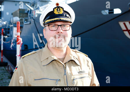 18 avril 2018, Kiel, Allemagne : Capitaine de frégate Jens Roeder debout devant l'offre «mosel'. Le navire appareille pour la mer Méditerranée où il a remplacé le 'Sachsen' frégate dans l'UE l'opération EUNAVFOR déploiement MED 'Sophia'. Photo : Frank Molter/dpa Banque D'Images