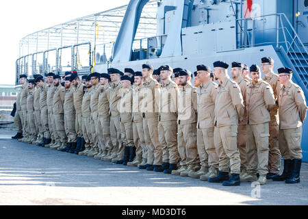 18 avril 2018, Kiel, Allemagne : l'équipage de l'appel d'offres «mosel' debout devant le navire de la marine allemande. Le navire est de partir pour la mer Méditerranée pour remplacer le 'Sachsen' frégate dans l'UE l'opération EUNAVFOR déploiement MED 'Sophia'. Photo : Frank Molter/dpa Banque D'Images