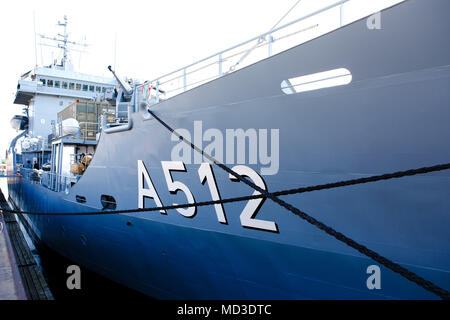 18 avril 2018, Kiel, Allemagne : le navire appareille pour la mer Méditerranée où il a remplacé le 'Sachsen' frégate dans l'UE l'opération EUNAVFOR déploiement MED 'Sophia'. Photo : Frank Molter/dpa Banque D'Images