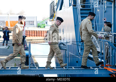 18 avril 2018, Kiel, Allemagne : soldats marin entrant dans l'offre «mosel'. Le navire appareille pour la mer Méditerranée où il a remplacé le 'Sachsen' frégate dans l'UE l'opération EUNAVFOR déploiement MED 'Sophia'. Photo : Frank Molter/dpa Banque D'Images