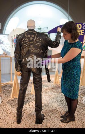 V&A, Londres, Royaume-Uni. 18 avril, 2018. Scène dans le V&A's Fashion Gallery, fabriqués à partir de la Nature est une spectaculaire et des travers 400 ans de la mode. Photo : "Nettoyer ou mourir' man's Band. Katharine Hamnett. Shellys (boots). Londres, 1989. L'exposition est présentée du 21 avril 2018 - 27 Jan 2019. Credit : Malcolm Park/Alamy Live News. Banque D'Images