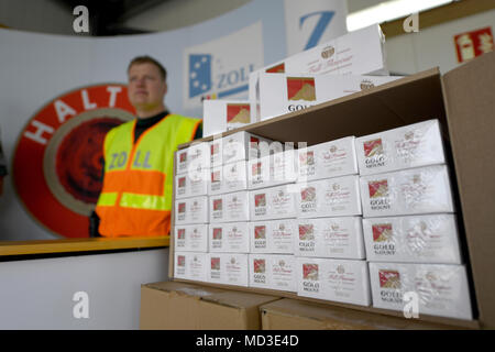 18 avril 2018, Borgstedt, Allemagne : fonctionnaires des douanes montrant une petite sélection d'environ 10,4 millions de cigarettes de contrebande. L'intervention le 13 mars 2018 à Kiel a été le plus grand succès du genre au Schleswig-Holstein contre contrebandiers de cigarettes. Les fonctionnaires des douanes sont responsables de présenter le bilan des douanes pour l'année 2017 ici. Photo : Carsten Rehder/dpa Banque D'Images
