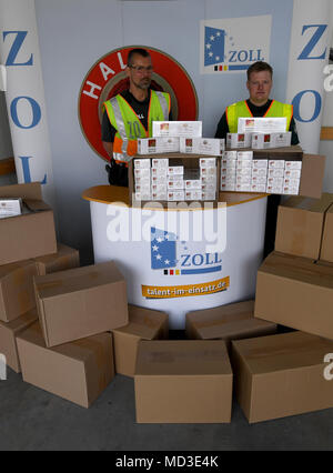 18 avril 2018, Borgstedt, Allemagne : fonctionnaires des douanes montrant une petite sélection d'environ 10,4 millions de cigarettes de contrebande. L'intervention le 13 mars 2018 à Kiel a été le plus grand succès du genre au Schleswig-Holstein contre contrebandiers de cigarettes. Les fonctionnaires des douanes sont responsables de présenter le bilan des douanes pour l'année 2017 ici. Photo : Carsten Rehder/dpa Banque D'Images