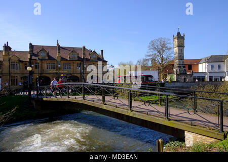 Salisbury, Royaume-Uni. 18 avril 2018. Le bleu du ciel et amener les touristes et les acheteurs météo de la ville de Salisbury Wiltshire Council promu après la ville de Salisbury est ouvert après la récente attaque d'agents neurotoxiques sur l'ancien espion russe Sergueï Skripal et sa fille Julia privé prévoient une mini vague à travers le Royaume-Uni. Avec des températures atteignant 25 degrés à Londres et un peu plus frais ailleurs. 14 degrés prévu pour Salisbury. Le soleil devrait durer quelques jours. Paul Chambers crédit Alamy Live News. Banque D'Images