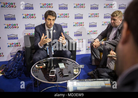 Le slalom canoeist aussi en ce moment le "Paris 2024" Le président Tony Estanguet vu donnant des détails d'organisation des médias de l'état de préparation des Jeux Olympiques de 2024 'Paris' au Sport Accord 2018 de Centara Grand & Bangkok Convention Centre. Banque D'Images