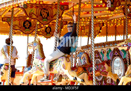 Brighton UK 18 avril 2018 - Fun sur le carrousel dans le temps ensoleillé chaud sur le front de mer de Brighton aujourd'hui . La prévision est pour plus de temps chaud et ensoleillé au cours des prochains jours avec des températures atteignant 25 degrés dans certaines régions du sud-est Crédit : Simon Dack/Alamy Live News Banque D'Images