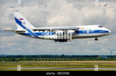 Leipzig, Allemagne. 25 Juin, 2014. Un Antonov An-124 de la compagnie aérienne cargo russe Volga-Dnepr Airlines atterrit sur 25.06.2014 à l'aéroport de Leipzig-Halle (Saxe). L'avion est l'un des plus grands avions de fret dans le monde. Credit : Christoph Schmidt/dpa | dans le monde d'utilisation/dpa/Alamy Live News Banque D'Images