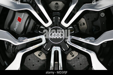 Manger, Deutschland. 25Th Nov, 2009. Le logo du constructeur Audi sur une jante d'une Audi R8 5.2 FSI quattro' en aluminium, enregistré le mercredi (du 25.11.2009) dans le cadre d'une présentation de concept-cars, études et prototypes qu'un aperçu de l'Essen Motor Show 2009 au centre d'exposition d'Essen. Credit : Julian Stratenschulte dpa/lnw (c) afp - Rapport d'utilisation | worldwide/dpa/Alamy Live News Banque D'Images