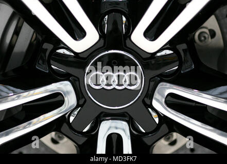 Manger, Deutschland. 25Th Nov, 2009. Le logo du constructeur Audi sur une jante d'une Audi R8 5.2 FSI quattro' en aluminium, enregistré le mercredi (du 25.11.2009) dans le cadre d'une présentation de concept-cars, études et prototypes qu'un aperçu de l'Essen Motor Show 2009 au centre d'exposition d'Essen. Credit : Julian Stratenschulte dpa/lnw (c) afp - Rapport d'utilisation | worldwide/dpa/Alamy Live News Banque D'Images