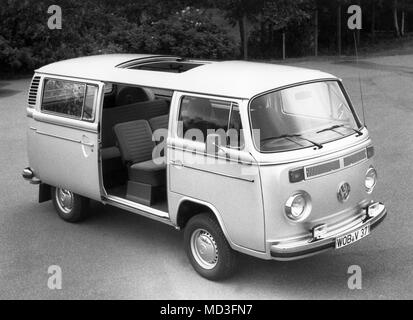 Le bus Volkswagen comme un éminent représentant de la série Type 2 VW seront offerts par les concessionnaires VAG dans une version huit places à partir de Septembre 22, 1978. Le modèle offre la sécurité active et passive et le confort, y compris la courroie en acier pneus, vitre arrière chauffée, projecteurs halogènes, atténuation et feux de recul arrière, les appuie-tête, automatique à trois points ceintures de sécurité conducteur et passager, une manivelle manivelle toiture, et d'un kilométrage quotidien payeur. Le modèle avec le moteur arrière de 2 litres coûte 19 495 marques (prix de vente recommandé). (C) afp - Rapport d'utilisation dans le monde entier | Banque D'Images